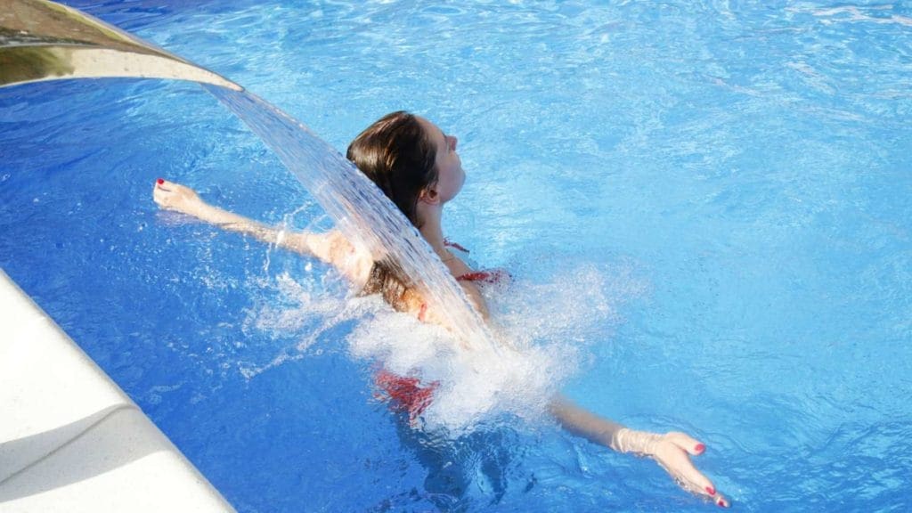 piscine avec jet d'eau