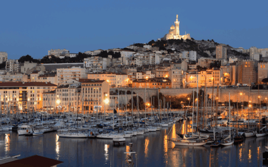 Vue sur Notre-Dame-de-la-Garde de nuit depuis le vieux port de Marseille
